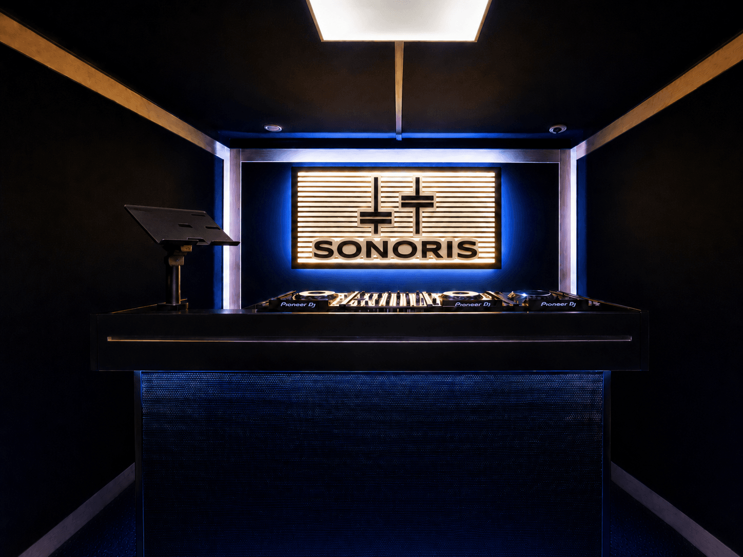 Sonoris Studio mit DJ Setup